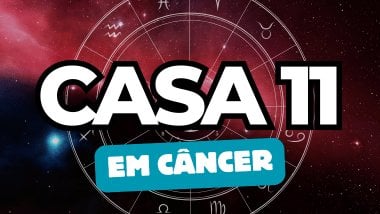 Há um escrito grande "CASA 11" no centro da imagem. Embaixo e um pouco menor, há um escrito "EM CÂNCER". Ao fundo, há o universo e uma roda do zodíaco.