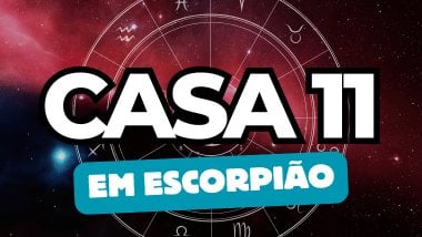 Há um escrito grande "CASA 11" no centro da imagem. Embaixo e um pouco menor, há um escrito "EM ESCORPIÃO". Ao fundo, há o universo e uma roda do zodíaco.