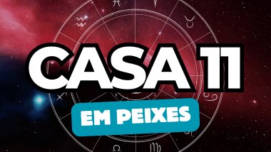 Há um escrito grande "CASA 11" no centro da imagem. Embaixo e um pouco menor, há um escrito "EM PEIXES". Ao fundo, há o universo e uma roda do zodíaco.