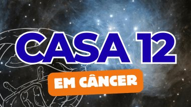 Há um escrito grande "CASA 12" no centro da imagem. Embaixo e um pouco menor, há um escrito "EM CÂNCER". Ao fundo, há o universo e uma imagem do símbolo de Câncer.