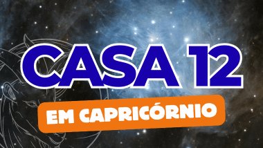 Há um escrito grande "CASA 12" no centro da imagem. Embaixo e um pouco menor, há um escrito "EM CAPRICÓRNIO". Ao fundo, há o universo e uma imagem do símbolo de Capricórnio.