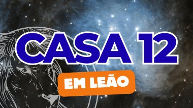 Há um escrito grande "CASA 12" no centro da imagem. Embaixo e um pouco menor, há um escrito "EM LEÃO". Ao fundo, há o universo e uma imagem do símbolo de Leão.