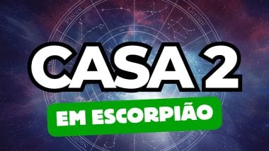 Há um escrito grande "CASA 2" no centro da imagem. Embaixo e um pouco menor, há um escrito "EM ESCORPIÃO". Ao fundo, há o universo e uma roda do zodíaco.