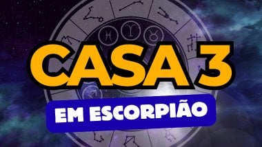 Há um escrito grande "CASA 3" no centro da imagem. Embaixo e um pouco menor, há um escrito "EM ESCORPIÃO". Ao fundo, há o universo e uma roda do zodíaco.