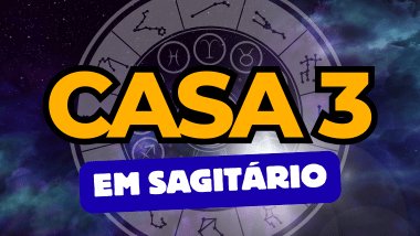 Há um escrito grande "CASA 3" no centro da imagem. Embaixo e um pouco menor, há um escrito "EM SAGITÁRIO. Ao fundo, há o universo e uma roda do zodíaco.