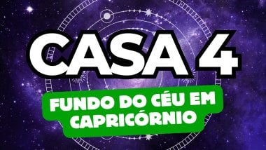 Há um escrito grande "CASA 4" no centro da imagem. Embaixo e um pouco menor, há um escrito "FUNDO DO CÉU EM CAPRICÓRNIO". Ao fundo, há o universo e círculos com ícones de planetas e estrelas.