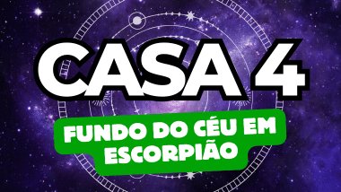 Há um escrito grande "CASA 4" no centro da imagem. Embaixo e um pouco menor, há um escrito "FUNDO DO CÉU EM ESCORPIÃO". Ao fundo, há o universo e círculos com ícones de planetas e estrelas.