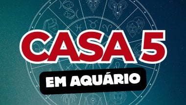 Há um escrito grande "CASA 5" no centro da imagem. Embaixo e um pouco menor, há um escrito "EM AQUÁRIO". Ao fundo, há o universo e uma roda do zodíaco.