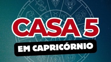 Há um escrito grande "CASA 5" no centro da imagem. Embaixo e um pouco menor, há um escrito "EM CAPRICÓRNIO". Ao fundo, há o universo e uma roda do zodíaco.