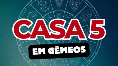 Há um escrito grande "CASA 5" no centro da imagem. Embaixo e um pouco menor, há um escrito "EM GÊMEOS". Ao fundo, há o universo e uma roda do zodíaco.