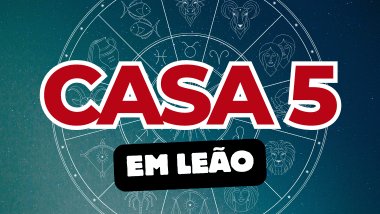 Há um escrito grande "CASA 5" no centro da imagem. Embaixo e um pouco menor, há um escrito "EM LEÃO". Ao fundo, há o universo e uma roda do zodíaco.