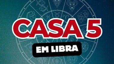 Há um escrito grande "CASA 5" no centro da imagem. Embaixo e um pouco menor, há um escrito "EM LIBRA". Ao fundo, há o universo e uma roda do zodíaco.