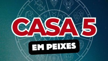 Há um escrito grande "CASA 5" no centro da imagem. Embaixo e um pouco menor, há um escrito "EM PEIXES". Ao fundo, há o universo e uma roda do zodíaco.