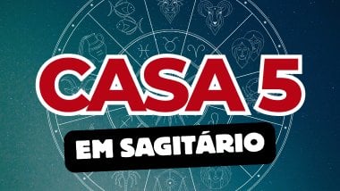 Há um escrito grande "CASA 5" no centro da imagem. Embaixo e um pouco menor, há um escrito "EM SAGITÁRIO". Ao fundo, há o universo e uma roda do zodíaco.