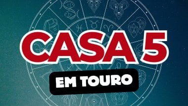 Há um escrito grande "CASA 5" no centro da imagem. Embaixo e um pouco menor, há um escrito "EM TOURO". Ao fundo, há o universo e uma roda do zodíaco.