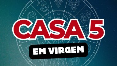 Há um escrito grande "CASA 5" no centro da imagem. Embaixo e um pouco menor, há um escrito "EM VIRGEM". Ao fundo, há o universo e uma roda do zodíaco.