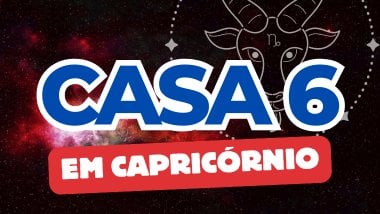 Há um escrito grande "CASA 6" no centro da imagem. Embaixo e um pouco menor, há um escrito "EM CAPRICÓRNIO". Ao fundo, há o universo e uma imagem do símbolo de Capricórnio.