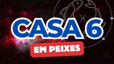 Há um escrito grande "CASA 6" no centro da imagem. Embaixo e um pouco menor, há um escrito "EM PEIXES". Ao fundo, há o universo e uma imagem do símbolo de Peixes.