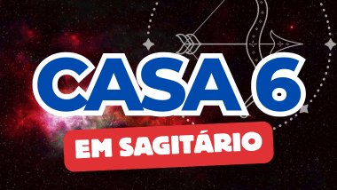 Há um escrito grande "CASA 6" no centro da imagem. Embaixo e um pouco menor, há um escrito "EM SAGITÁRIO". Ao fundo, há o universo e uma imagem do símbolo de Sagitário.