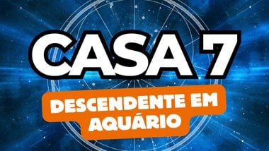 Há um escrito grande "CASA 7" no centro da imagem. Embaixo e um pouco menor, há um escrito "DESCENDENTE EM AQUÁRIO". Ao fundo, há o universo e um círculo astrológico.