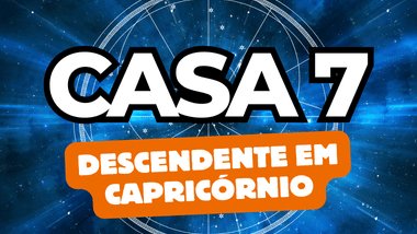 Há um escrito grande "CASA 7" no centro da imagem. Embaixo e um pouco menor, há um escrito "DESCENDENTE EM CAPRICÓRNIO". Ao fundo, há o universo e um círculo astrológico.