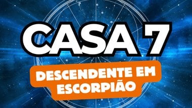 Há um escrito grande "CASA 7" no centro da imagem. Embaixo e um pouco menor, há um escrito "DESCENDENTE EM ESCORPIÃO". Ao fundo, há o universo e um círculo astrológico.