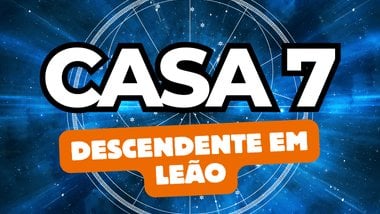 Há um escrito grande "CASA 7" no centro da imagem. Embaixo e um pouco menor, há um escrito "DESCENDENTE EM LEÃO". Ao fundo, há o universo e um círculo astrológico.