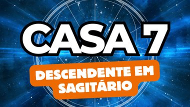 Há um escrito grande "CASA 7" no centro da imagem. Embaixo e um pouco menor, há um escrito "DESCENDENTE EM SAGITÁRIO". Ao fundo, há o universo e um círculo astrológico.