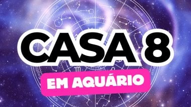 Há um escrito grande "CASA 8" no centro da imagem. Embaixo e um pouco menor, há um escrito "EM AQUÁRIO". Ao fundo, há o universo e uma roda do zodíaco.