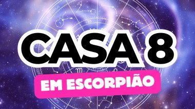 Há um escrito grande "CASA 8" no centro da imagem. Embaixo e um pouco menor, há um escrito "EM ESCORPIÃO". Ao fundo, há o universo e uma roda do zodíaco.