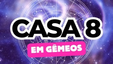 Há um escrito grande "CASA 8" no centro da imagem. Embaixo e um pouco menor, há um escrito "EM GÊMEOS". Ao fundo, há o universo e uma roda do zodíaco.