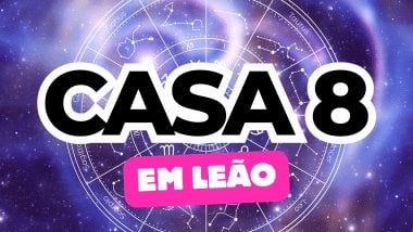 Há um escrito grande "CASA 8" no centro da imagem. Embaixo e um pouco menor, há um escrito "EM LEÃO". Ao fundo, há o universo e uma roda do zodíaco.