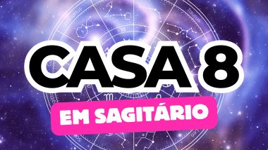 Há um escrito grande "CASA 8" no centro da imagem. Embaixo e um pouco menor, há um escrito "EM SAGITÁRIO". Ao fundo, há o universo e uma roda do zodíaco.