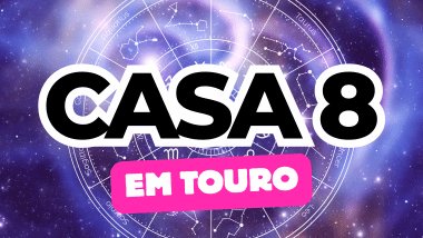 Há um escrito grande "CASA 8" no centro da imagem. Embaixo e um pouco menor, há um escrito "EM TOURO". Ao fundo, há o universo e uma roda do zodíaco.