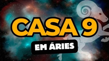 Há um escrito grande "CASA 9" no centro da imagem. Embaixo e um pouco menor, há um escrito "EM ÁRIES". Ao fundo, há o universo e uma imagem do símbolo de Áries.