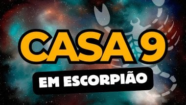 Há um escrito grande "CASA 9" no centro da imagem. Embaixo e um pouco menor, há um escrito "EM ESCORPIÃO". Ao fundo, há o universo e uma imagem do símbolo de Escorpião.