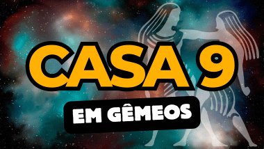 Há um escrito grande "CASA 9" no centro da imagem. Embaixo e um pouco menor, há um escrito "EM GÊMEOS". Ao fundo, há o universo e uma imagem do símbolo de Gêmeos.