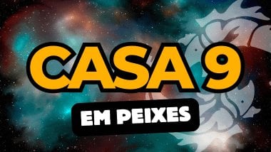 Há um escrito grande "CASA 9" no centro da imagem. Embaixo e um pouco menor, há um escrito "EM PEIXES". Ao fundo, há o universo e uma imagem do símbolo de Peixes.