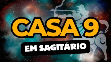 Há um escrito grande "CASA 9" no centro da imagem. Embaixo e um pouco menor, há um escrito "EM SAGITÁRIO". Ao fundo, há o universo e uma imagem do símbolo de Sagitário.