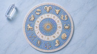 Roda do zodíaco detalhada em tons de azul claro com símbolos bem definidos, sobre fundo marmorizado suave e um cristal ao lado.