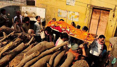 Ver um corpo sendo levado ao funeral traz sorte na Índia