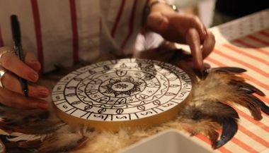 Horóscopo do dia de hoje (09/02): previsões dos signos para domingo