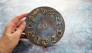 Horóscopo do dia de hoje (15/08): previsões dos signos para quinta-feira