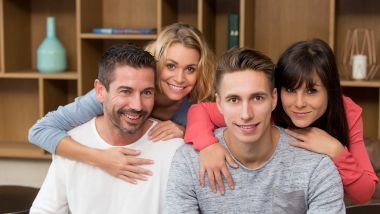 Imagem de dois casais, homens e mulheres, simbolizando uma relação aberta entre eles em um relacionamento.