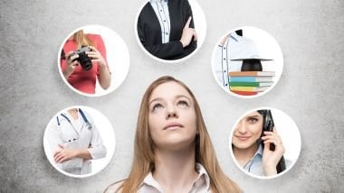 Imagem do rosto de uma mulher loura ao centro e sobre a cabeça dela, vários balões ilustrados com profissões diferentes.