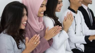 Imagem de 5 pessoas, entre mulheres e homens, reunidos em um sala, felizes, cada um com a sua profissão.