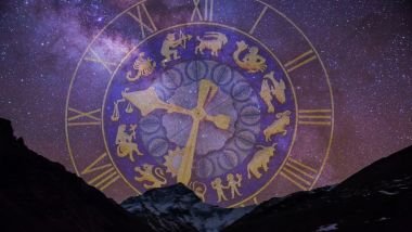 Imagem de um relógio com uma mandala astrológica acompanhando os números.