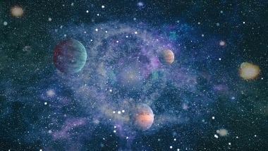 Imagem do universo e vários planetas dispostos na foto.