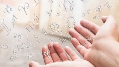 Imagem de todos os glifos dos signos e em destaque as mãos de uma pessoa.