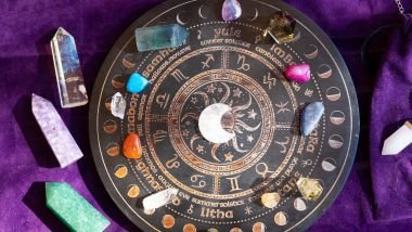 Imagem de uma mandala astrológica e sobre ela vários cristais e pedras coloridas.
